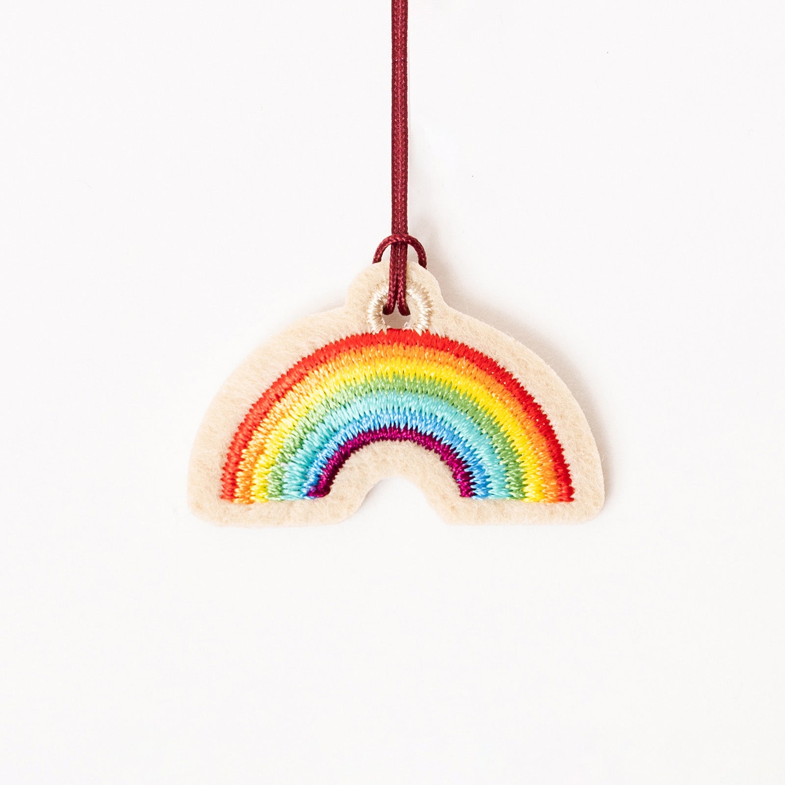 Détail du charm brodé Arc-en-ciel – par Venitee Family