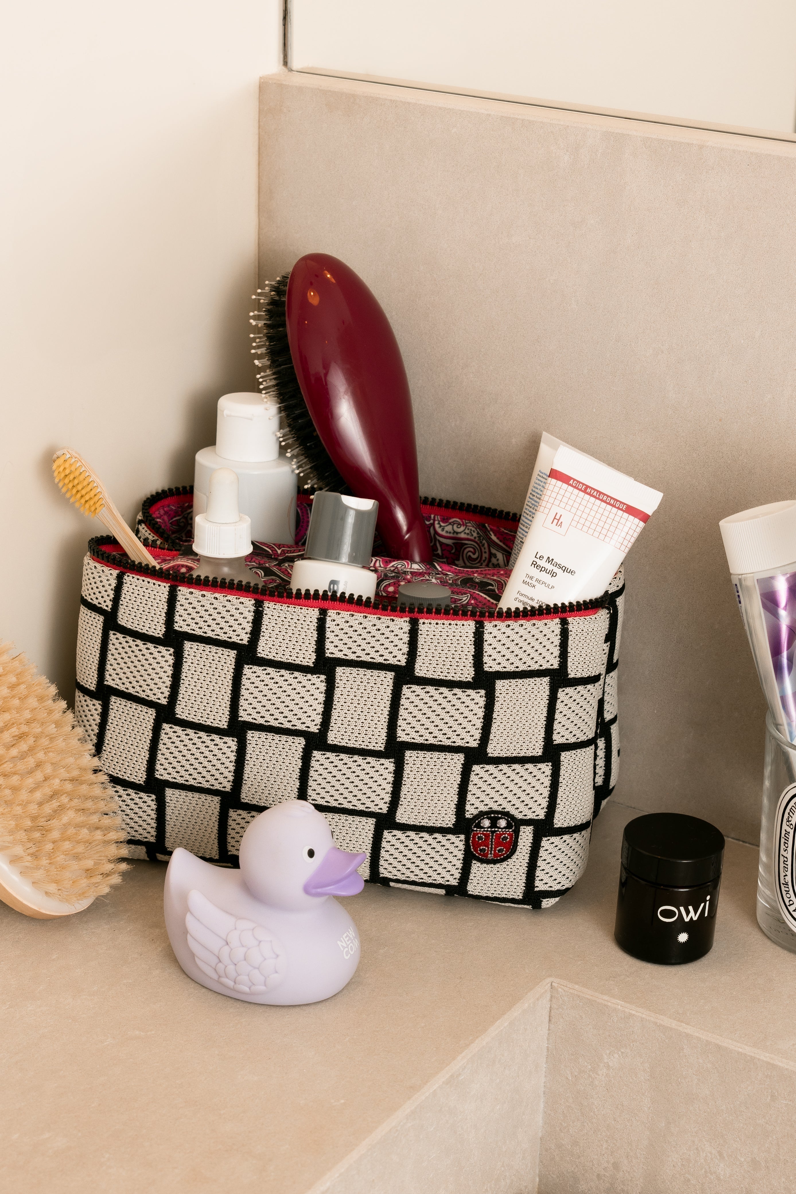 Idée cadeau pratique : la trousse de toilette qui met fin au fouillis en voyage