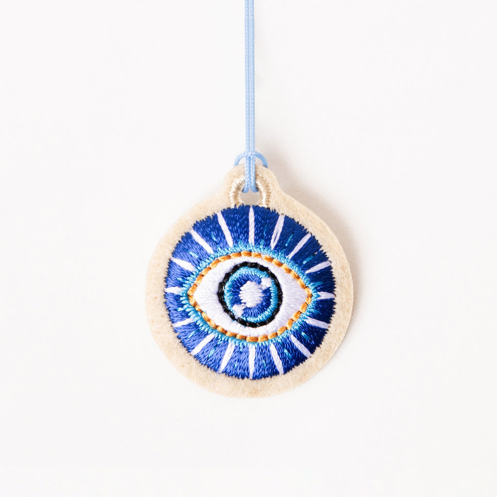 Détail du charm brodé oeil grec Mati – par Venitee Family