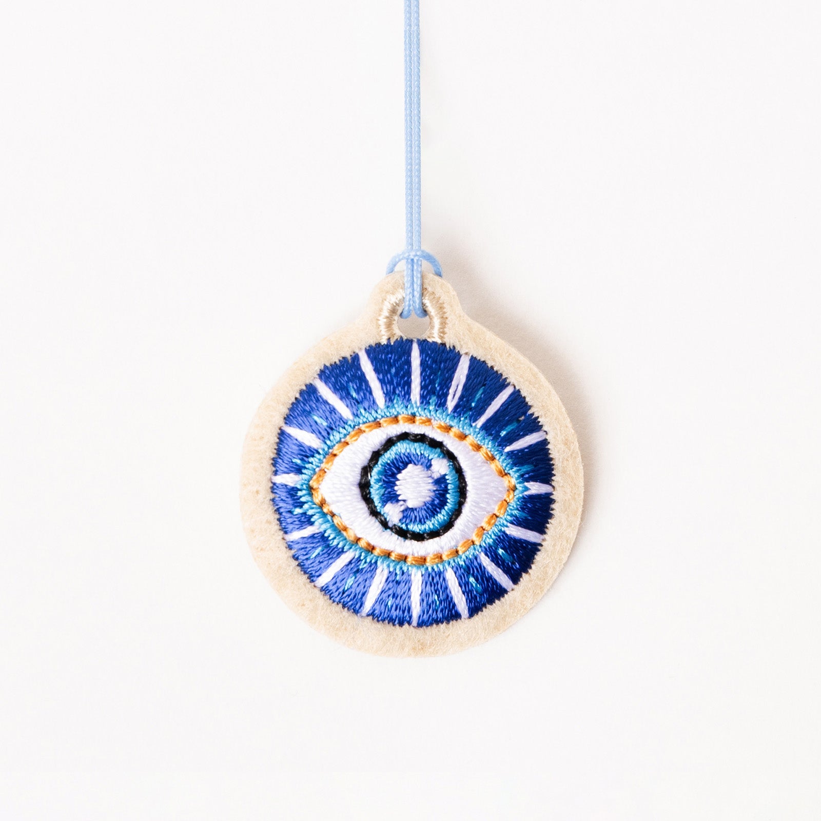 Détail du charm brodé oeil grec Mati – par Venitee Family