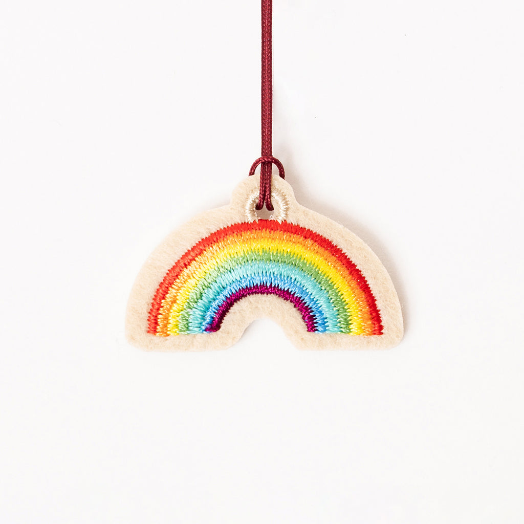 Détail du charm brodé Arc-en-ciel – par Venitee Family