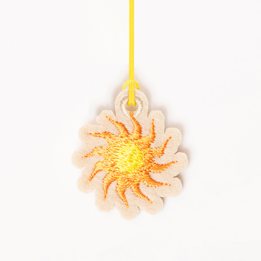 Détail du charm brodé Soleil – par Venitee Family
