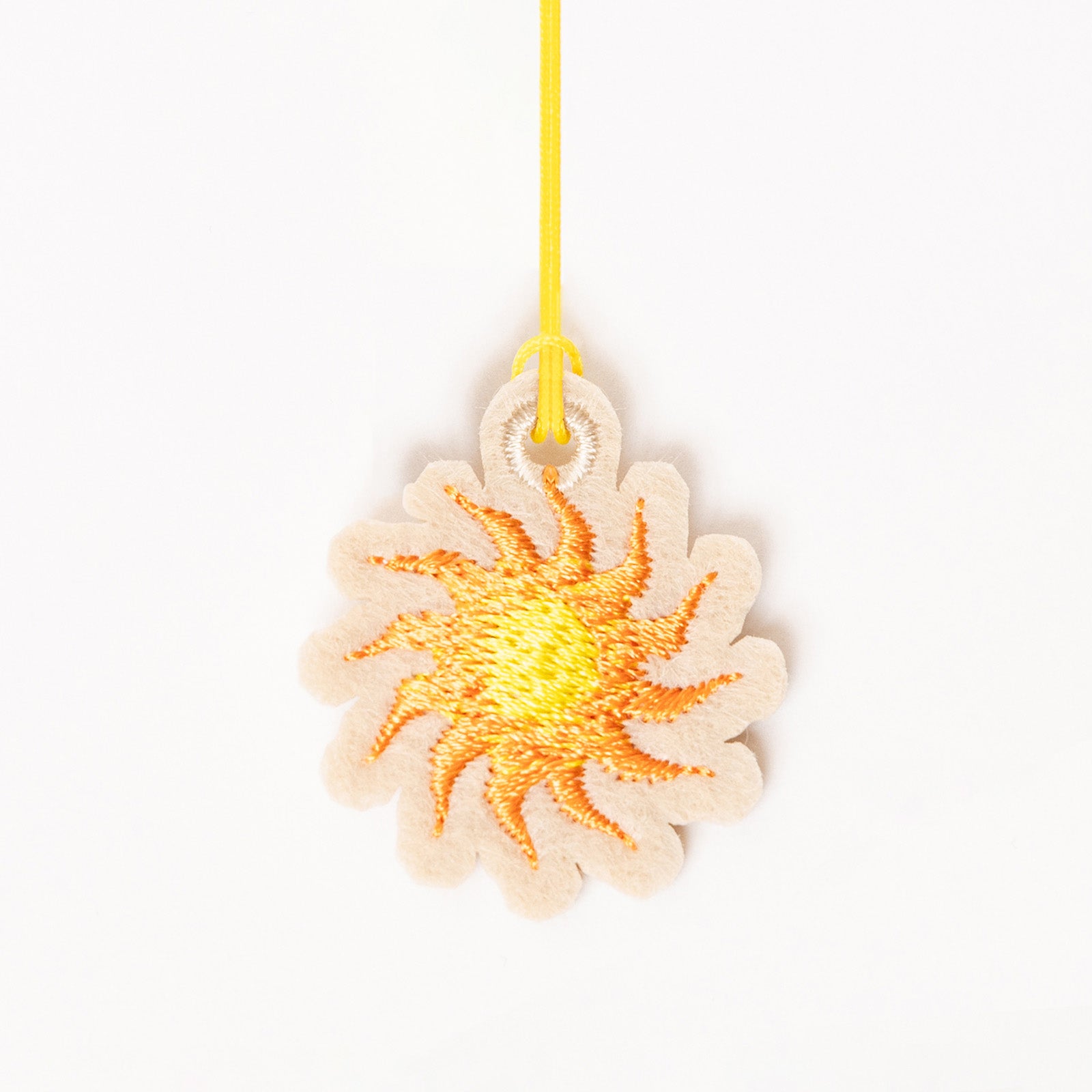 Détail du charm brodé Soleil – par Venitee Family
