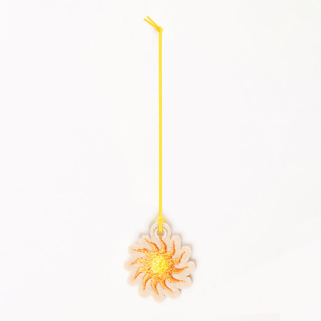 Charm brodé Soleil – par Venitee Family