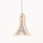 Détail du charm brodé Tour Eiffel – par Venitee Family
