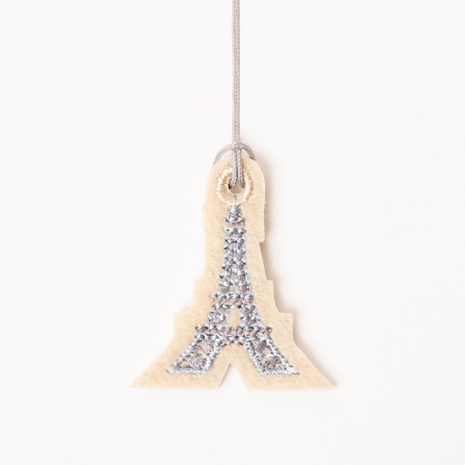 Détail du charm brodé Tour Eiffel – par Venitee Family