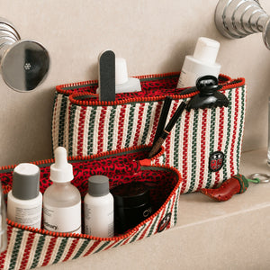 Trousse de toilette TWIN Basque Medium dans une salle de bain – par Venitee Family