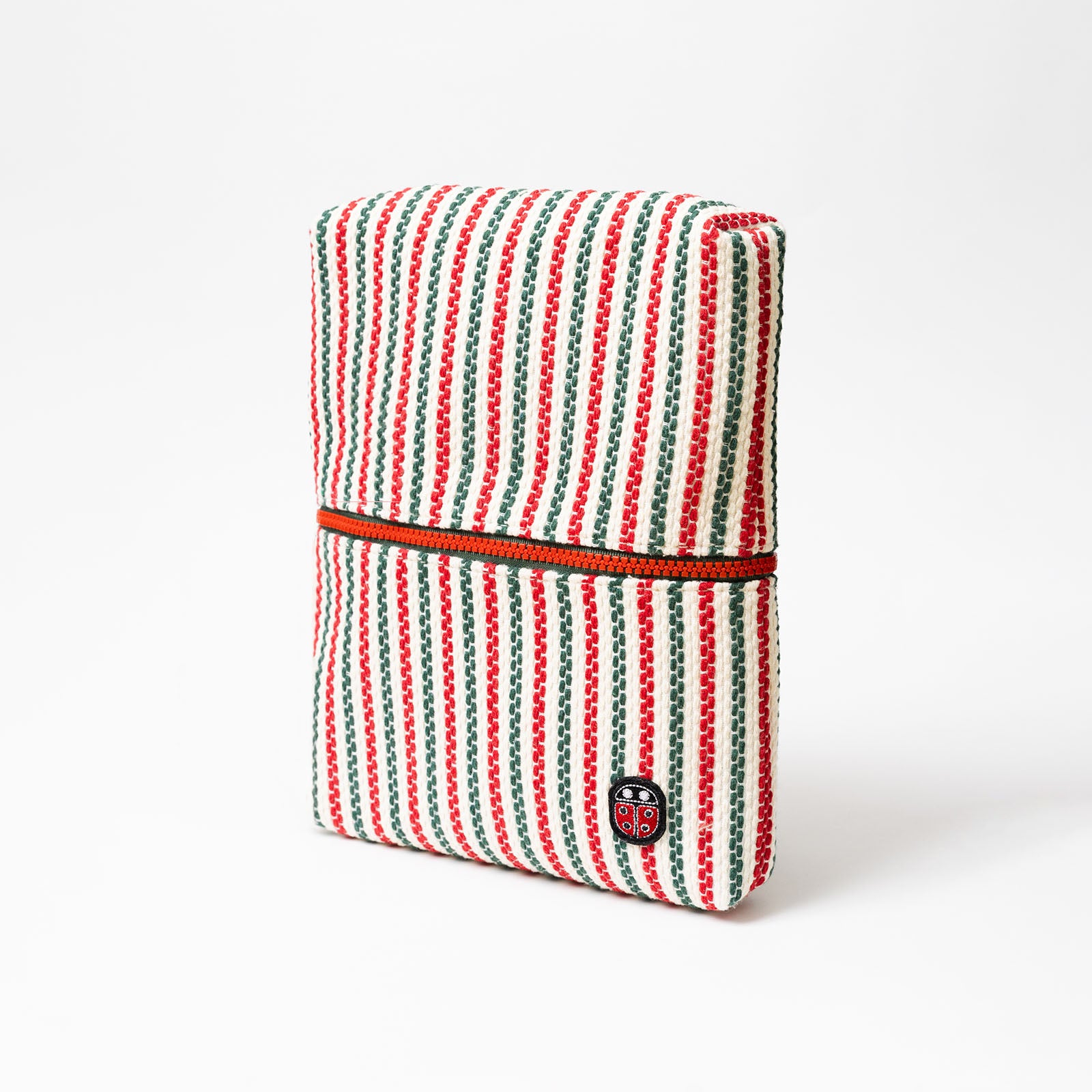 Vue de profil fermée de la trousse de toilette TWIN Basque Medium – par Venitee Family