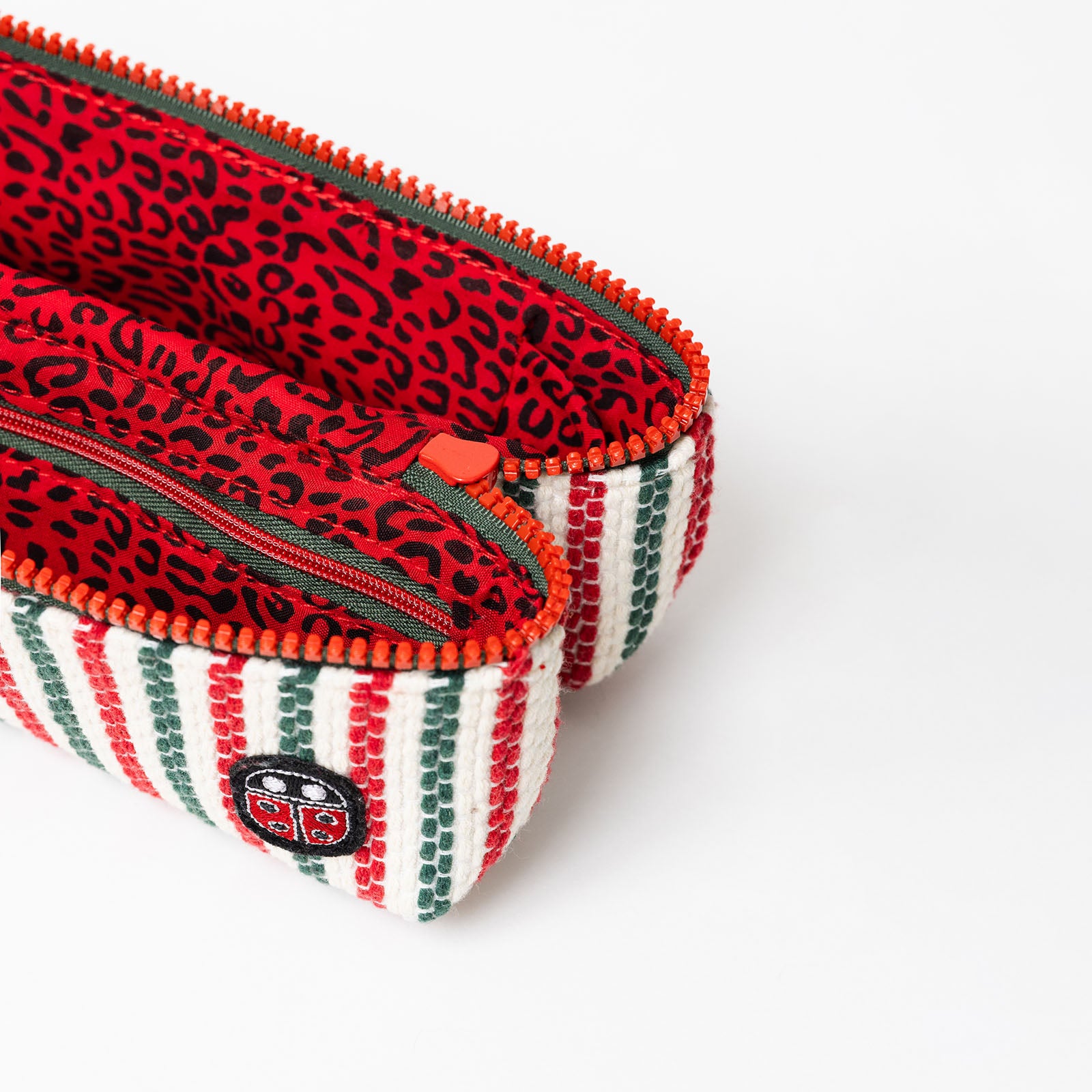 Détail de la trousse de toilette TWIN Basque Small – par Venitee Family