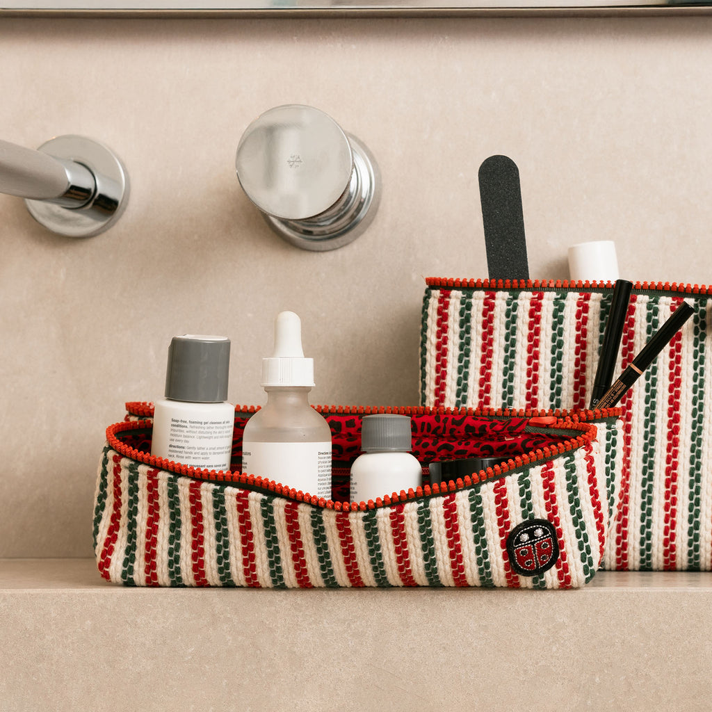 Trousse de toilette TWIN Basque Small dans une salle de bain – par Venitee Family