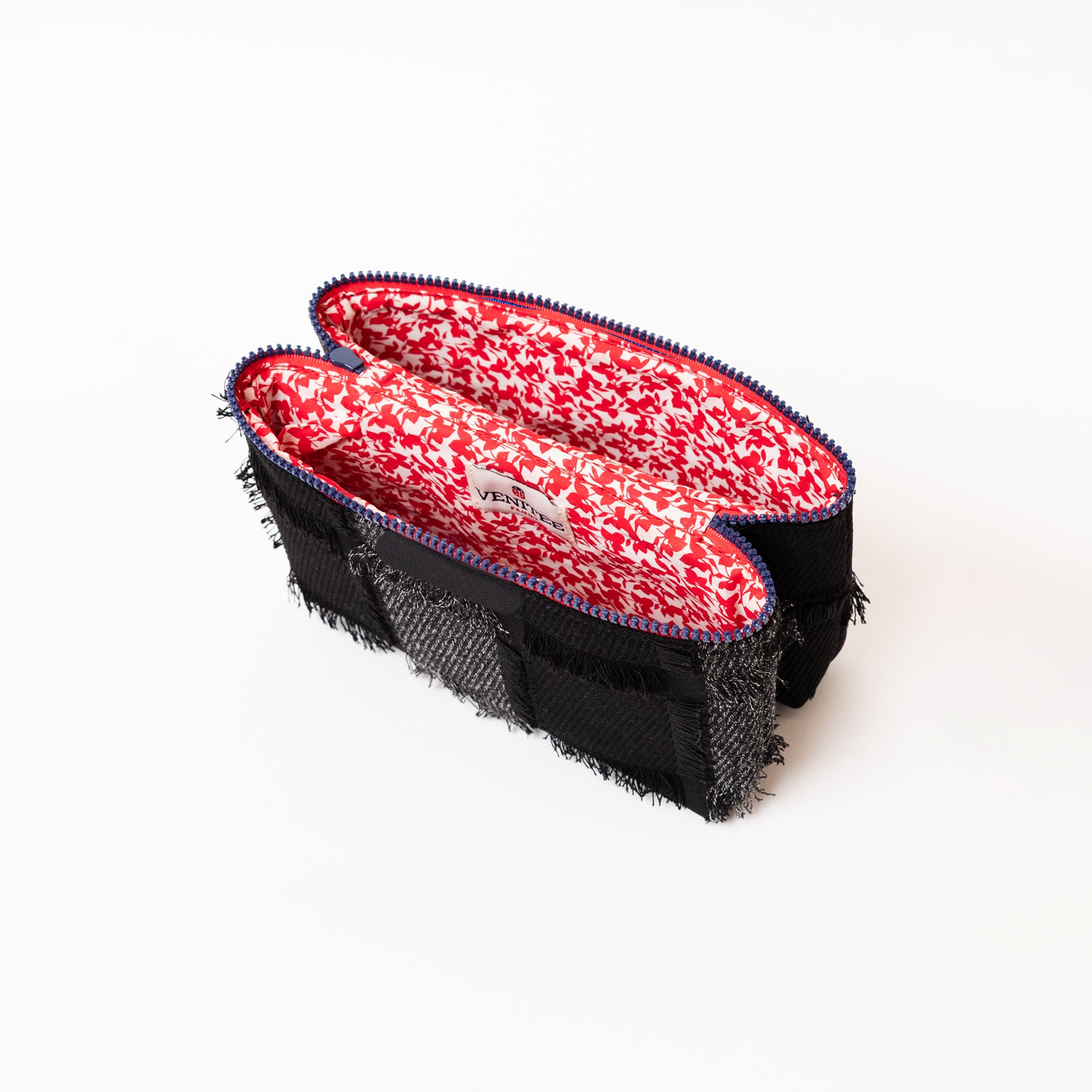 Vue de profil ouverte de la trousse de toilette TWIN Chic Medium – par Venitee Family