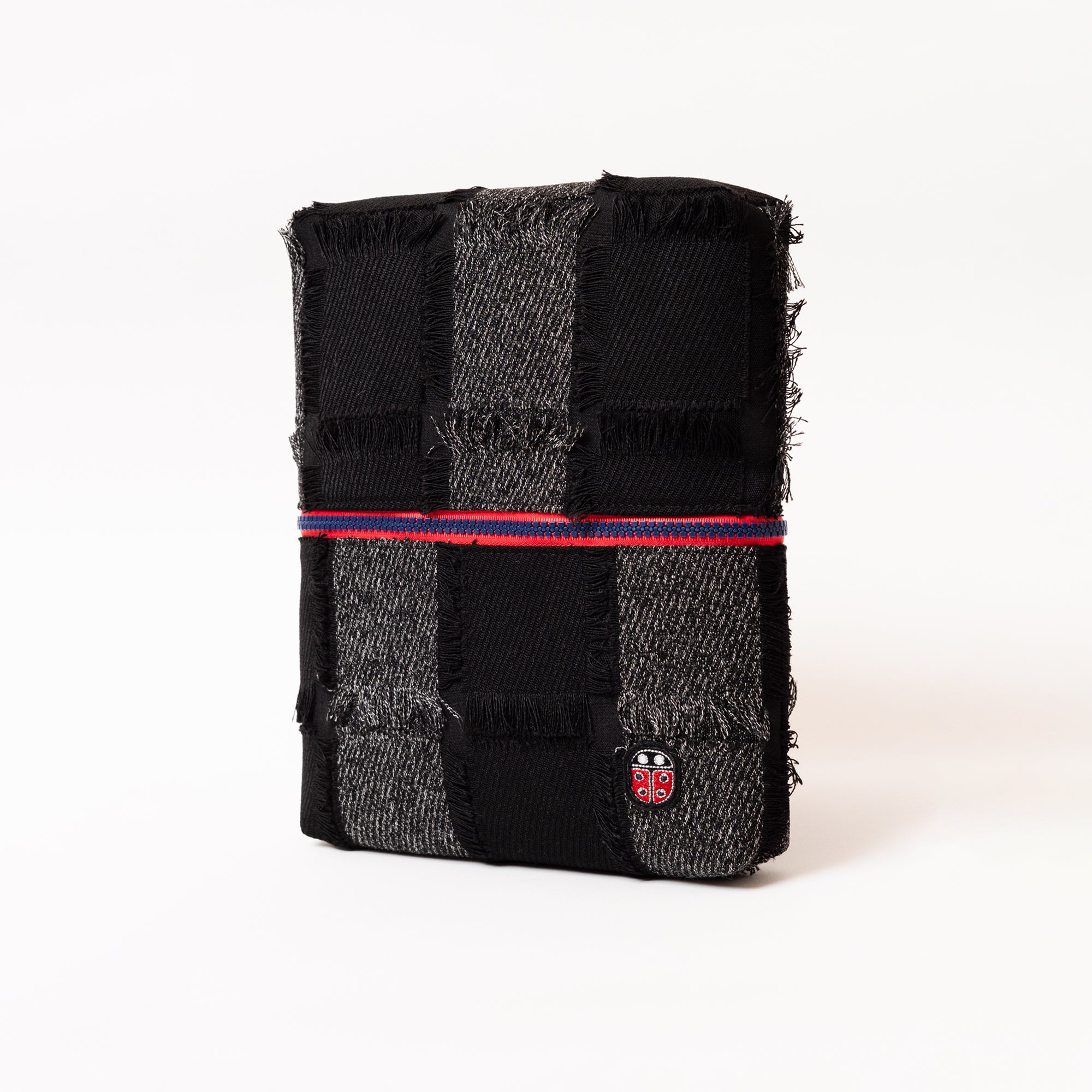 Vue de profil fermée de la trousse de toilette TWIN Chic Medium – par Venitee Family
