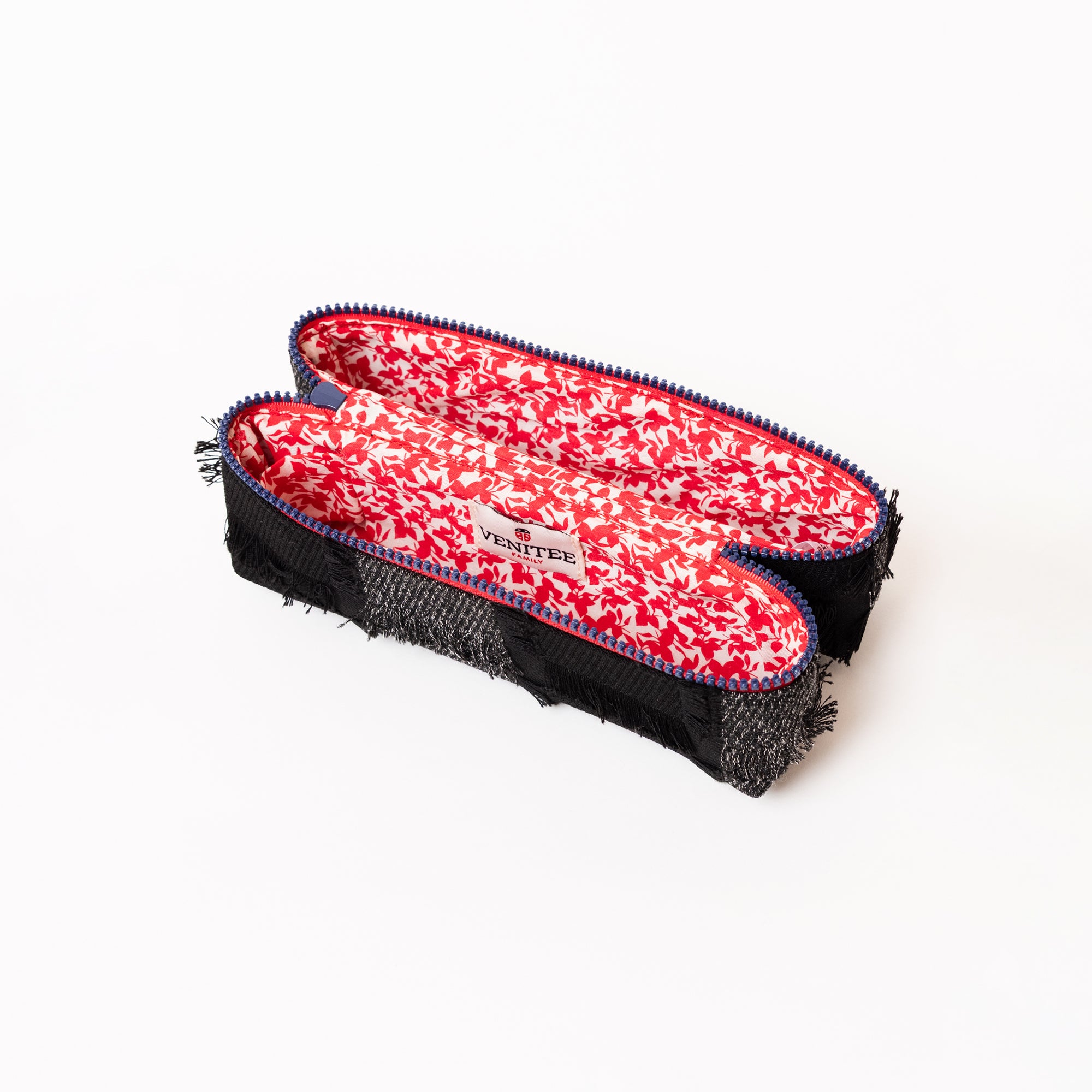 Vue de profil ouverte de la trousse de toilette TWIN Chic Small – par Venitee Family