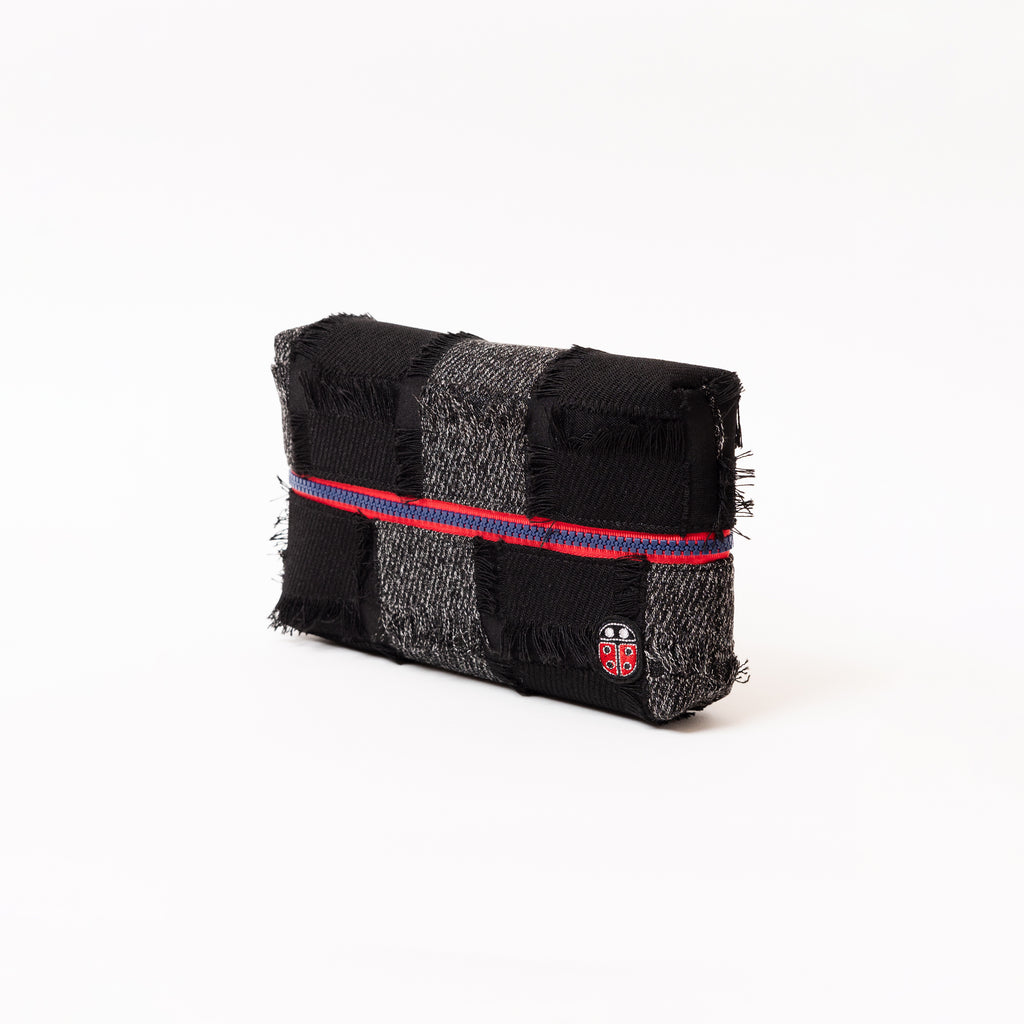 Vue de profil fermée de la trousse de toilette TWIN Chic Small – par Venitee Family