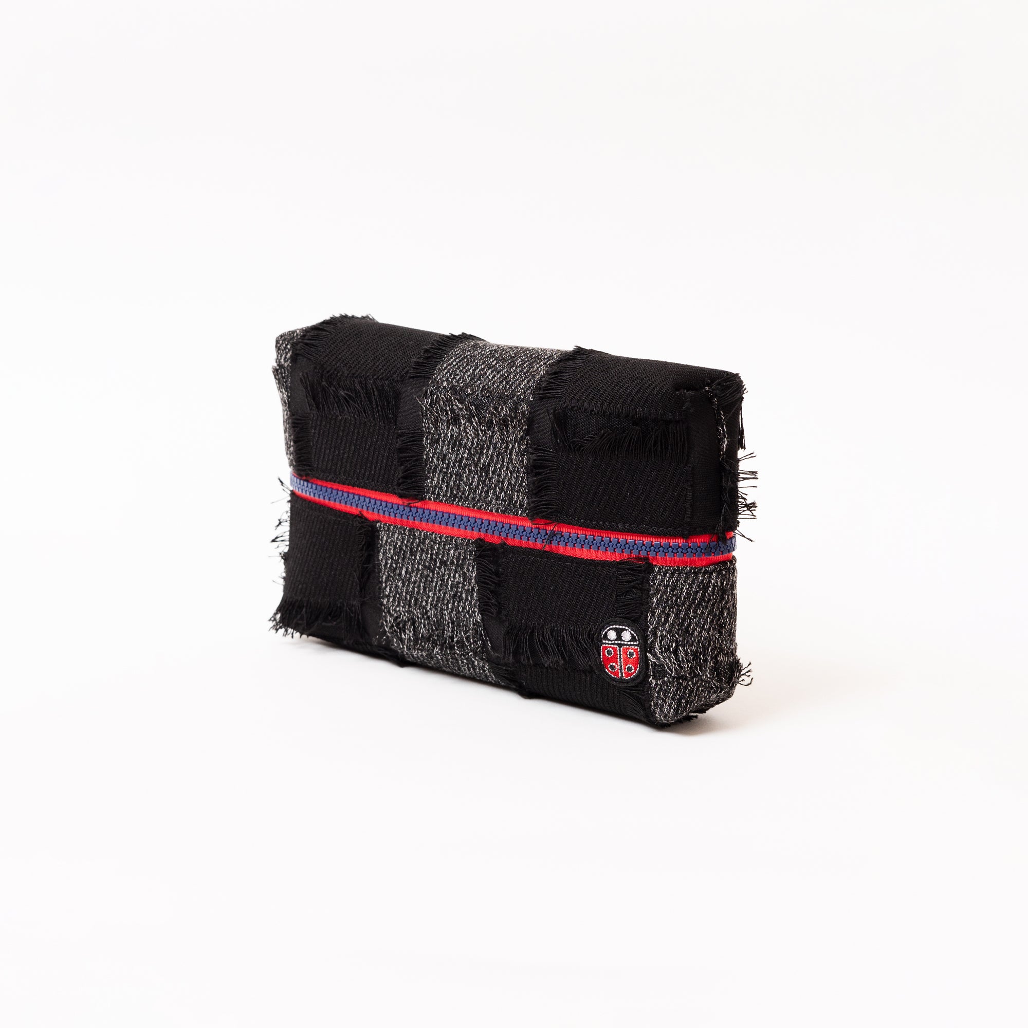 Vue de profil fermée de la trousse de toilette TWIN Chic Small – par Venitee Family