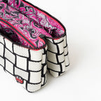 Détail de la trousse de toilette TWIN Décalée Medium – par Venitee Family