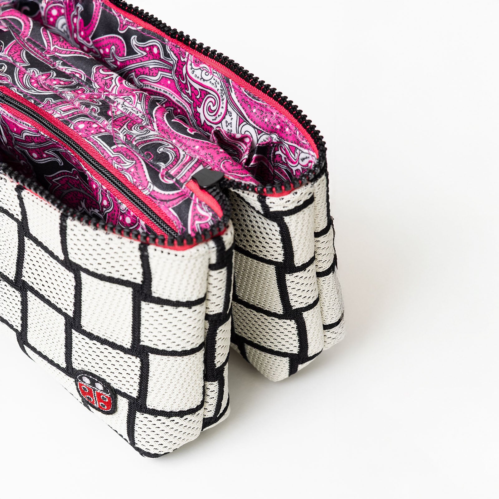 Détail de la trousse de toilette TWIN Décalée Medium – par Venitee Family
