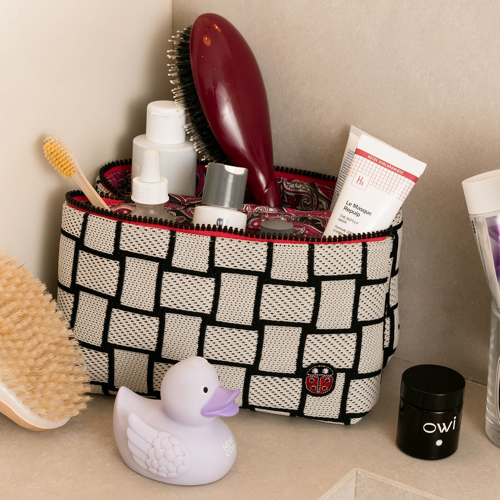 Trousse de toilette TWIN Décalée Medium dans une salle de bain – par Venitee Family