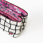 Détail de la trousse de toilette TWIN Décalée Small – par Venitee Family