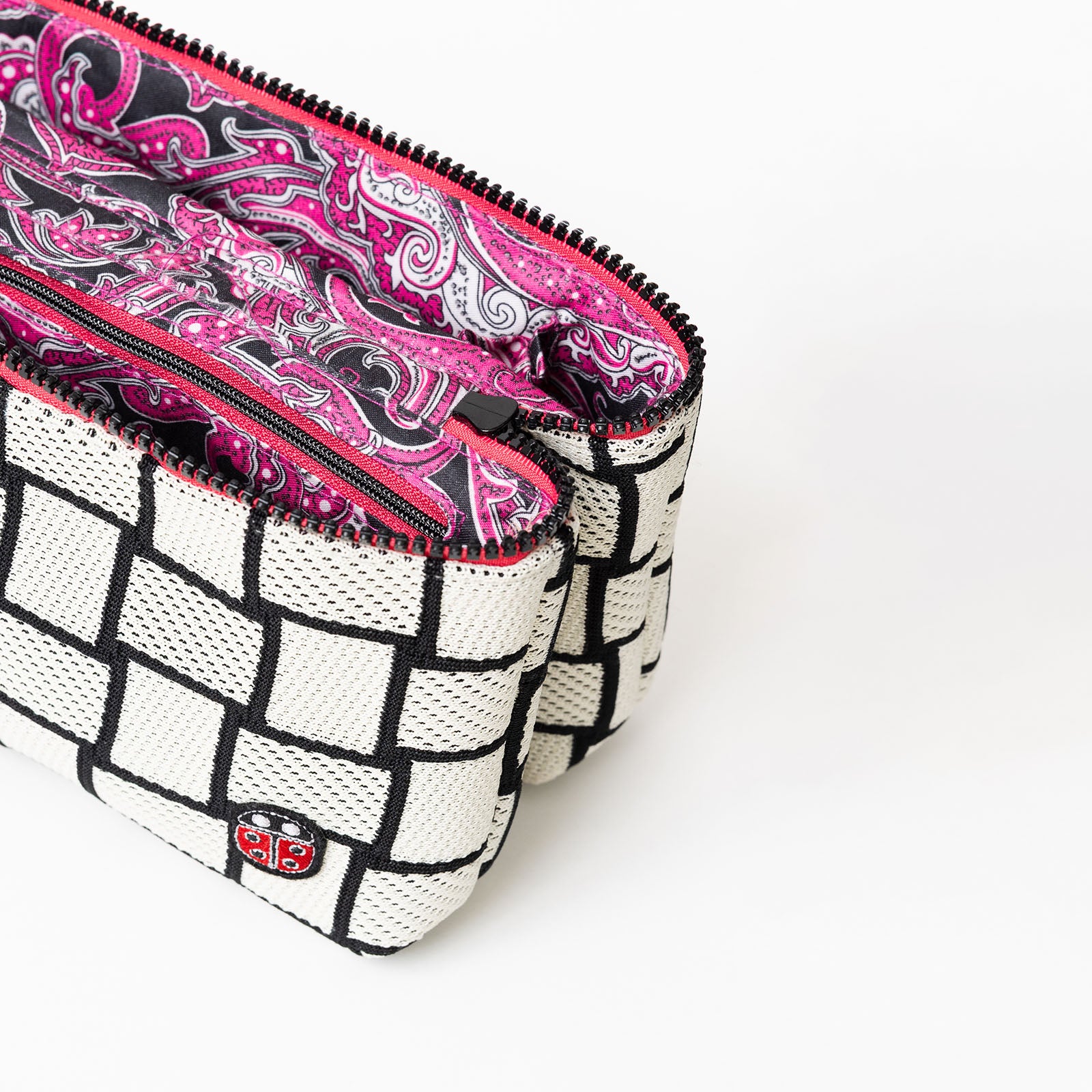 Détail de la trousse de toilette TWIN Décalée Small – par Venitee Family