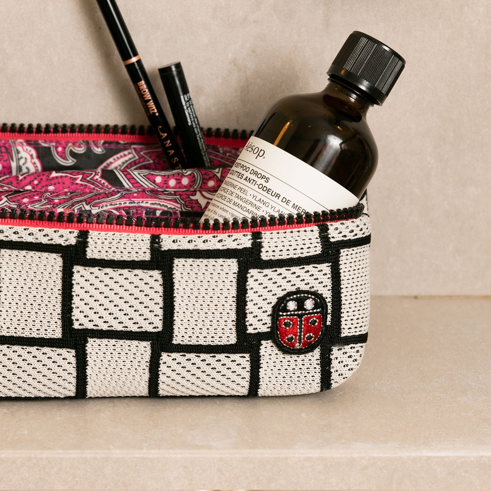 Détail de la trousse de toilette TWIN Décalée Small dans une salle de bain – par Venitee Family