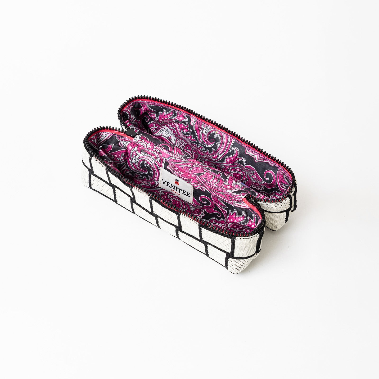 Vue de profil ouverte de la trousse de toilette TWIN Décalée Small – par Venitee Family