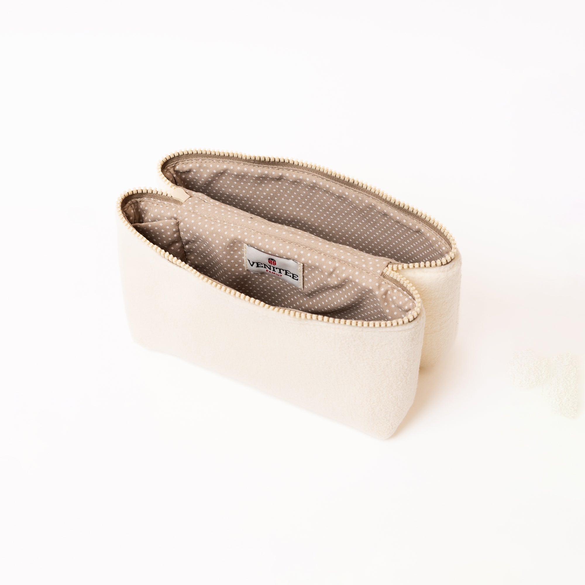 Vue de profil ouverte de la trousse de toilette TWIN Délicate Medium – par Venitee Family