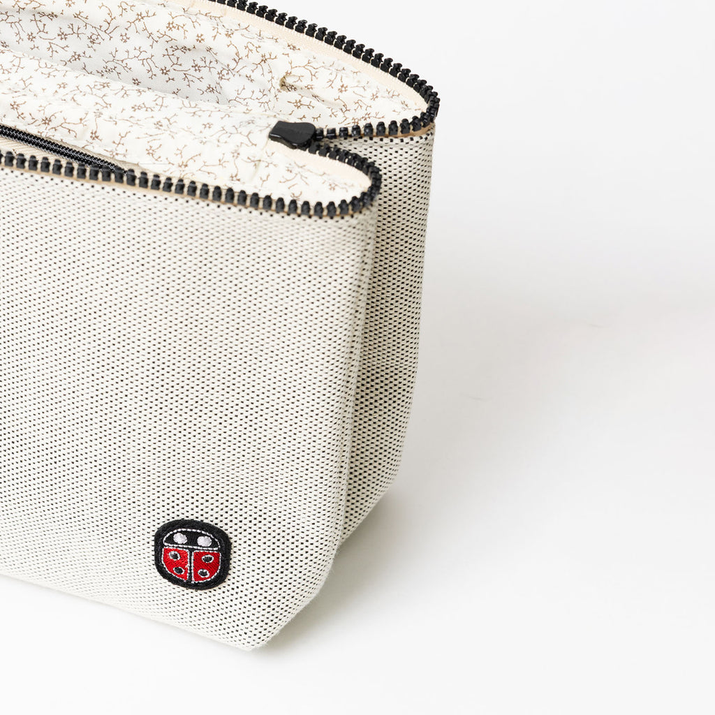 Détail de la trousse de toilette TWIN Faubourg Large – par Venitee Family