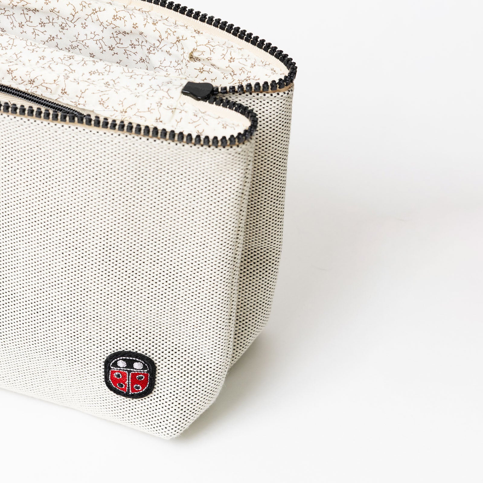 Détail de la trousse de toilette TWIN Faubourg Large – par Venitee Family