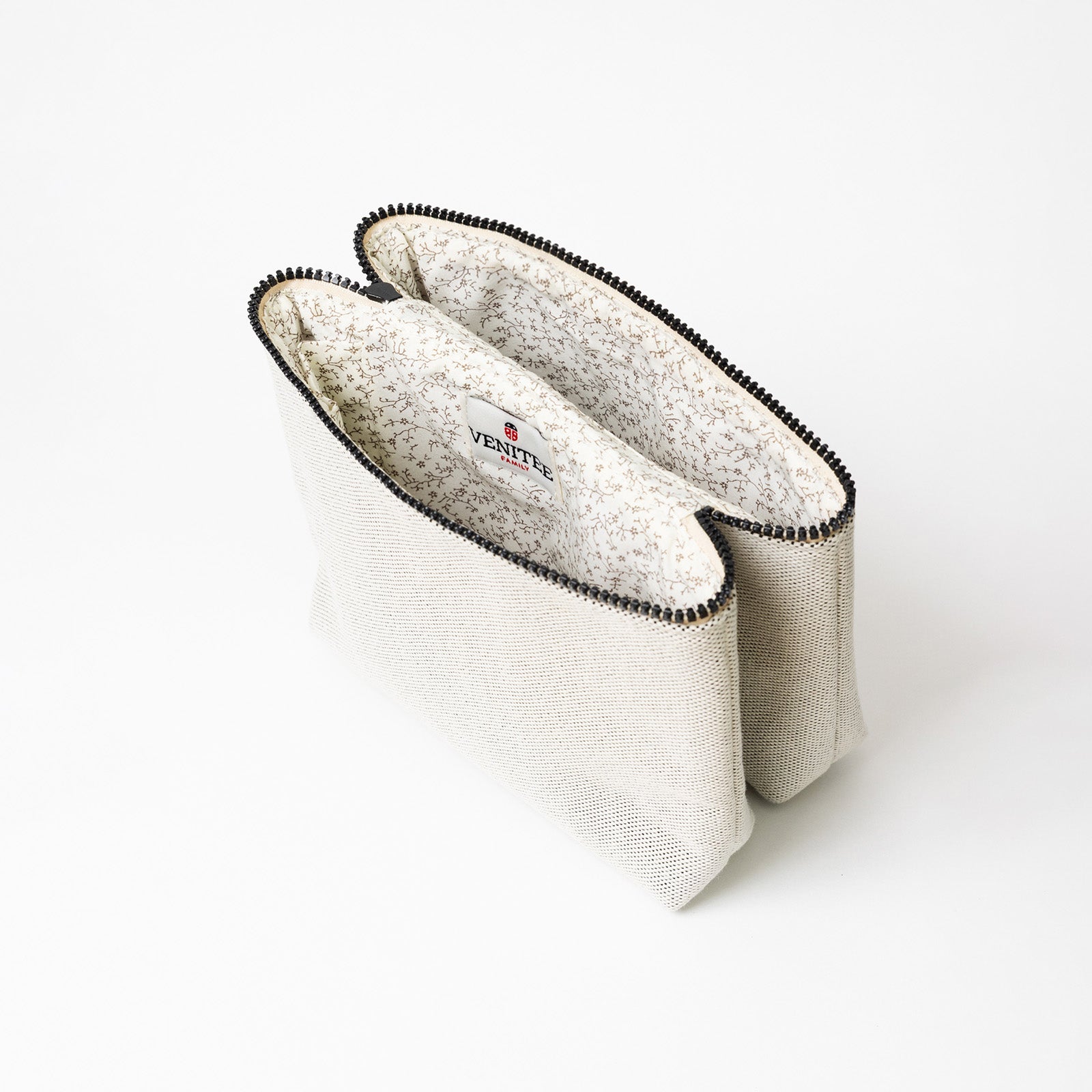 Vue de profil ouverte de la trousse de toilette TWIN Faubourg Large – par Venitee Family