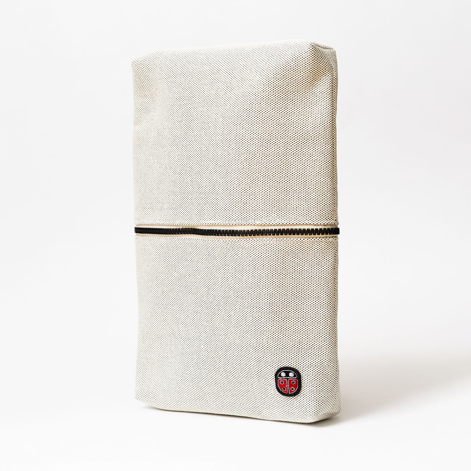 Vue de profil fermée de la trousse de toilette TWIN Faubourg Large – par Venitee Family