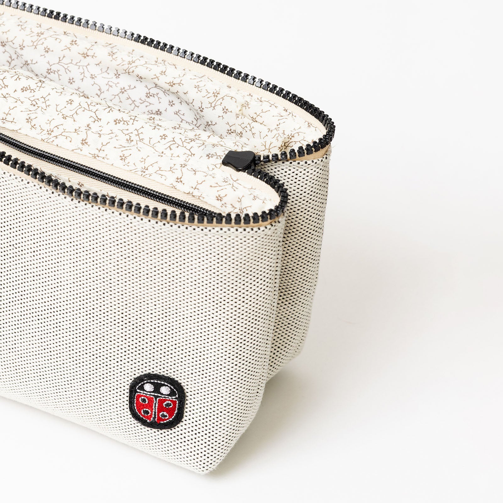 Détail de la trousse de toilette TWIN Faubourg Medium – par Venitee Family