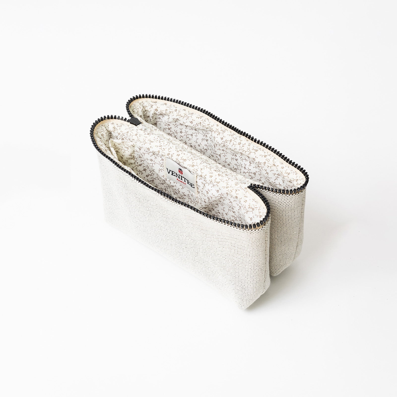 Vue de profil ouverte de la trousse de toilette TWIN Faubourg Medium – par Venitee Family