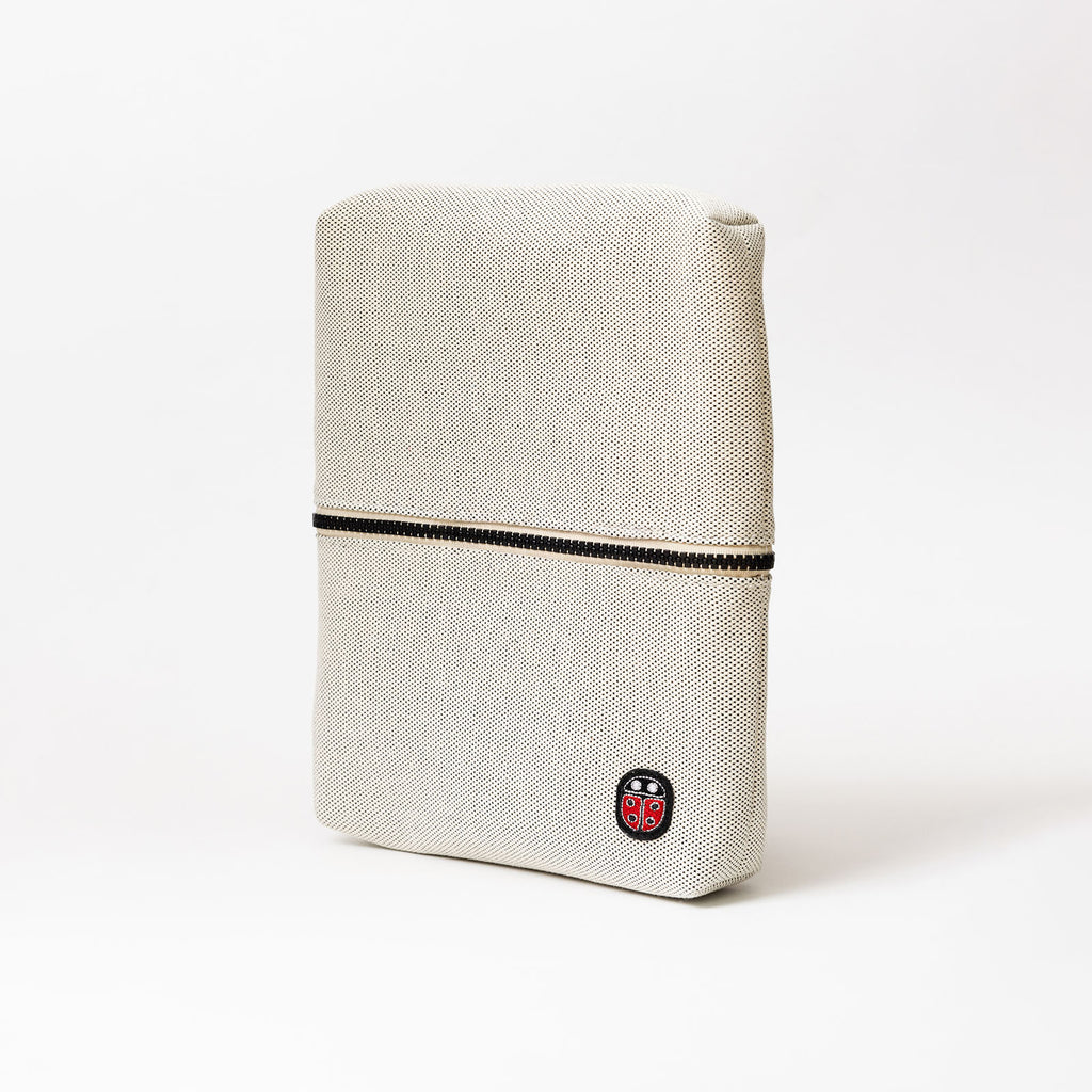 Vue de profil fermée de la trousse de toilette TWIN Faubourg Medium – par Venitee Family