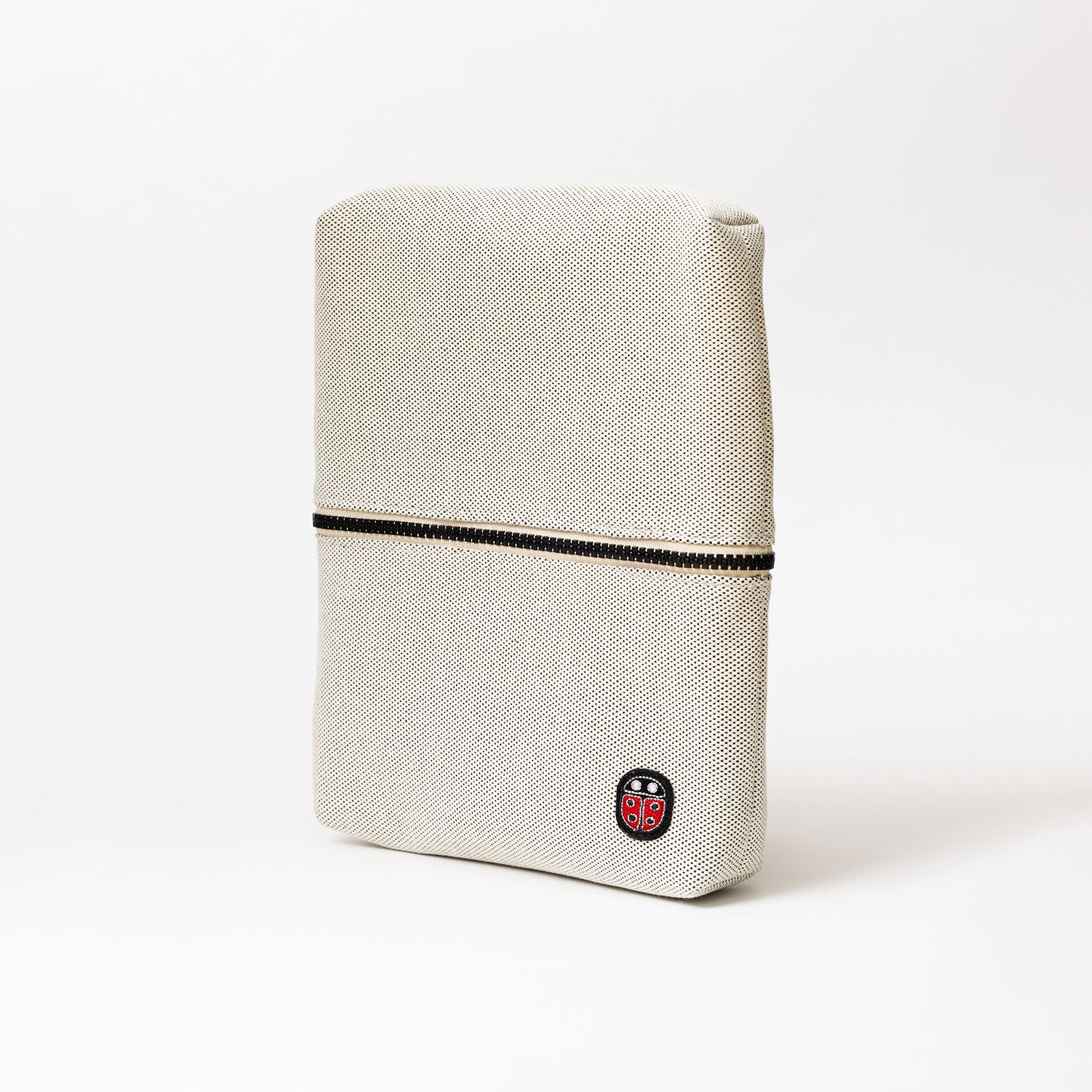 Vue de profil fermée de la trousse de toilette TWIN Faubourg Medium – par Venitee Family