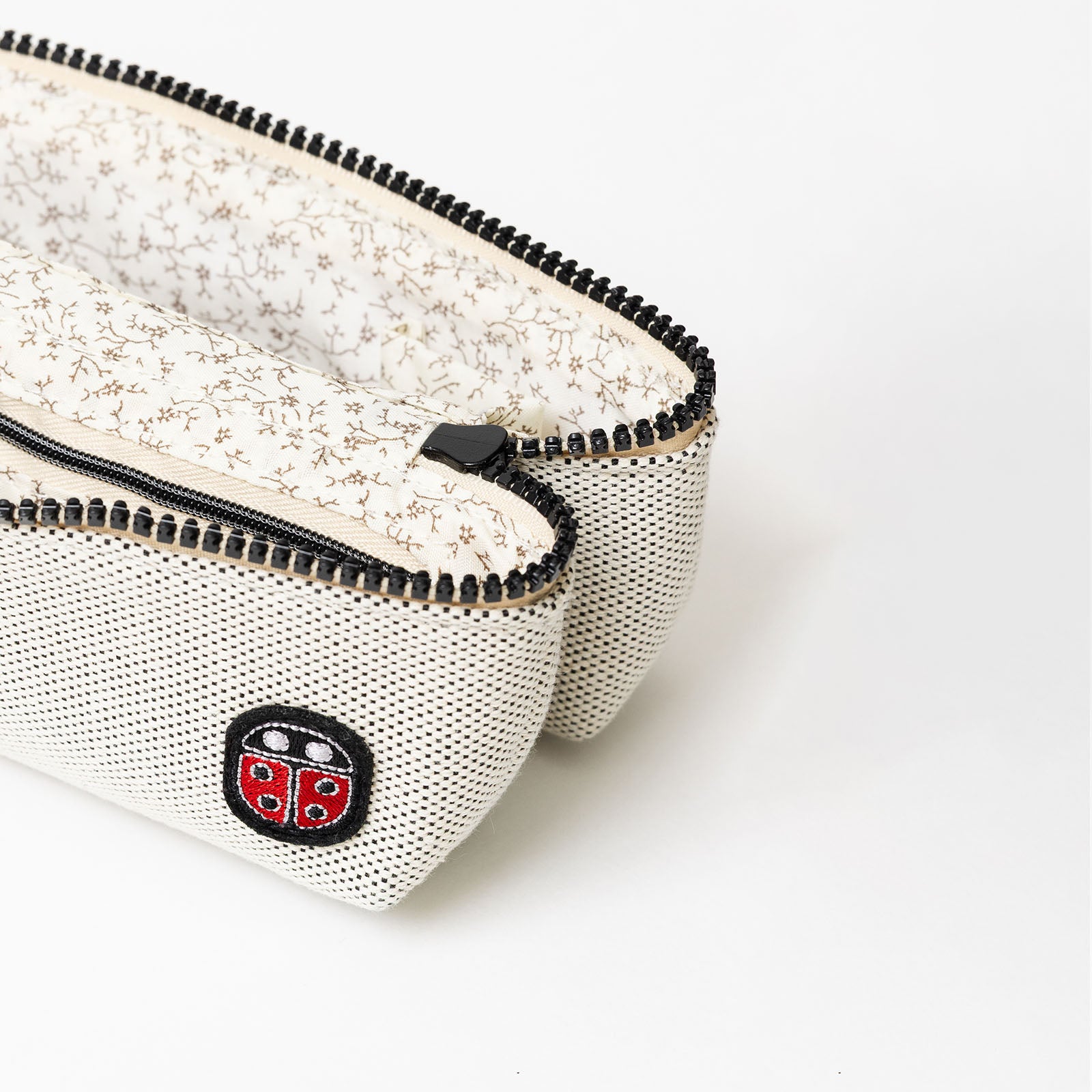 Détail de la trousse de toilette TWIN Faubourg Small – par Venitee Family