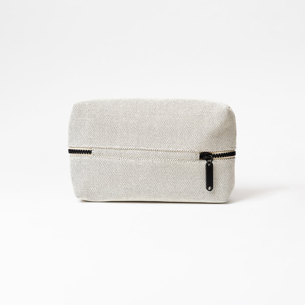 Dos de la trousse de toilette TWIN Faubourg Small – par Venitee Family