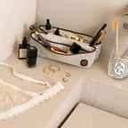 Trousse de toilette TWIN Faubourg Small dans une salle de bain – par Venitee Family