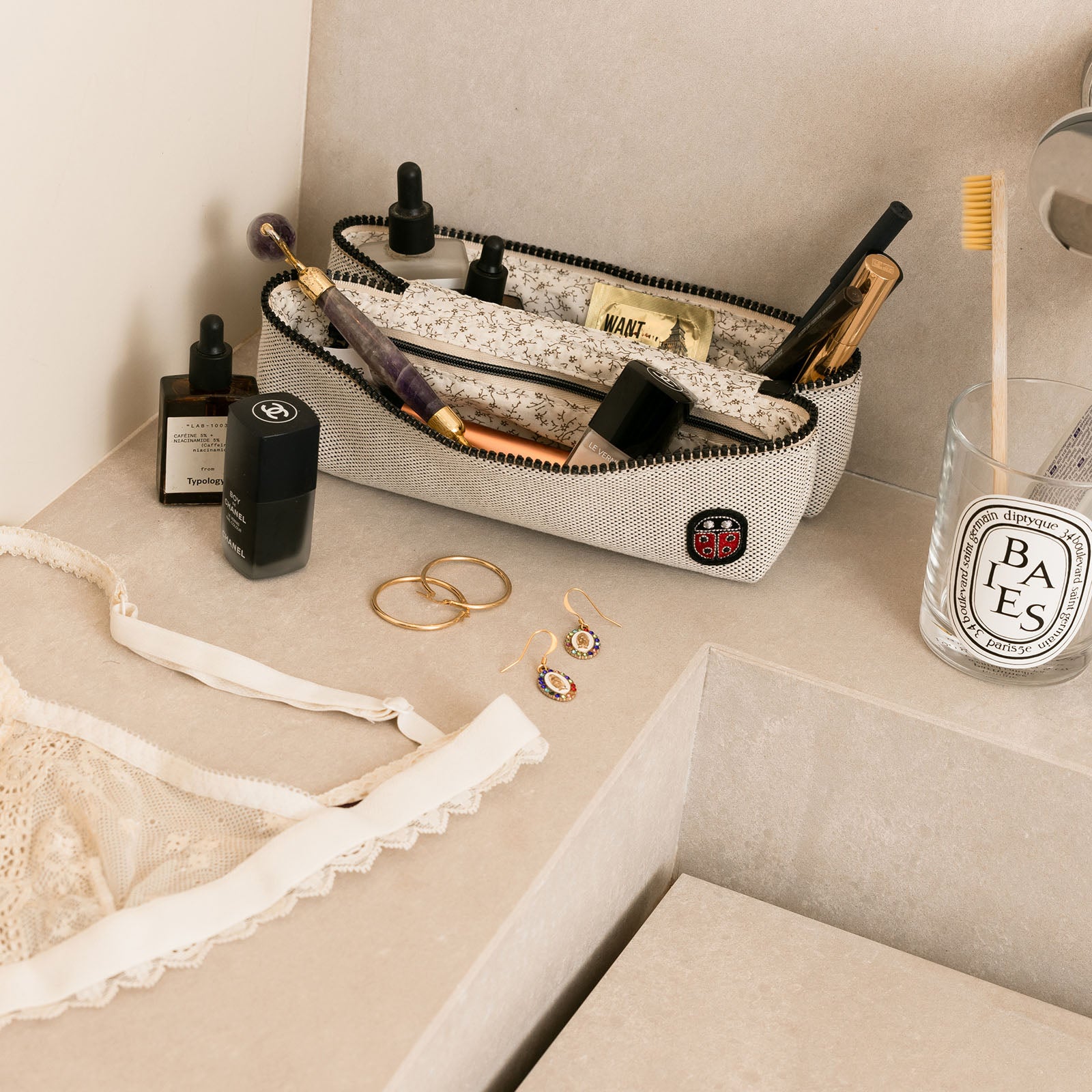 Trousse de toilette TWIN Faubourg Small dans une salle de bain – par Venitee Family