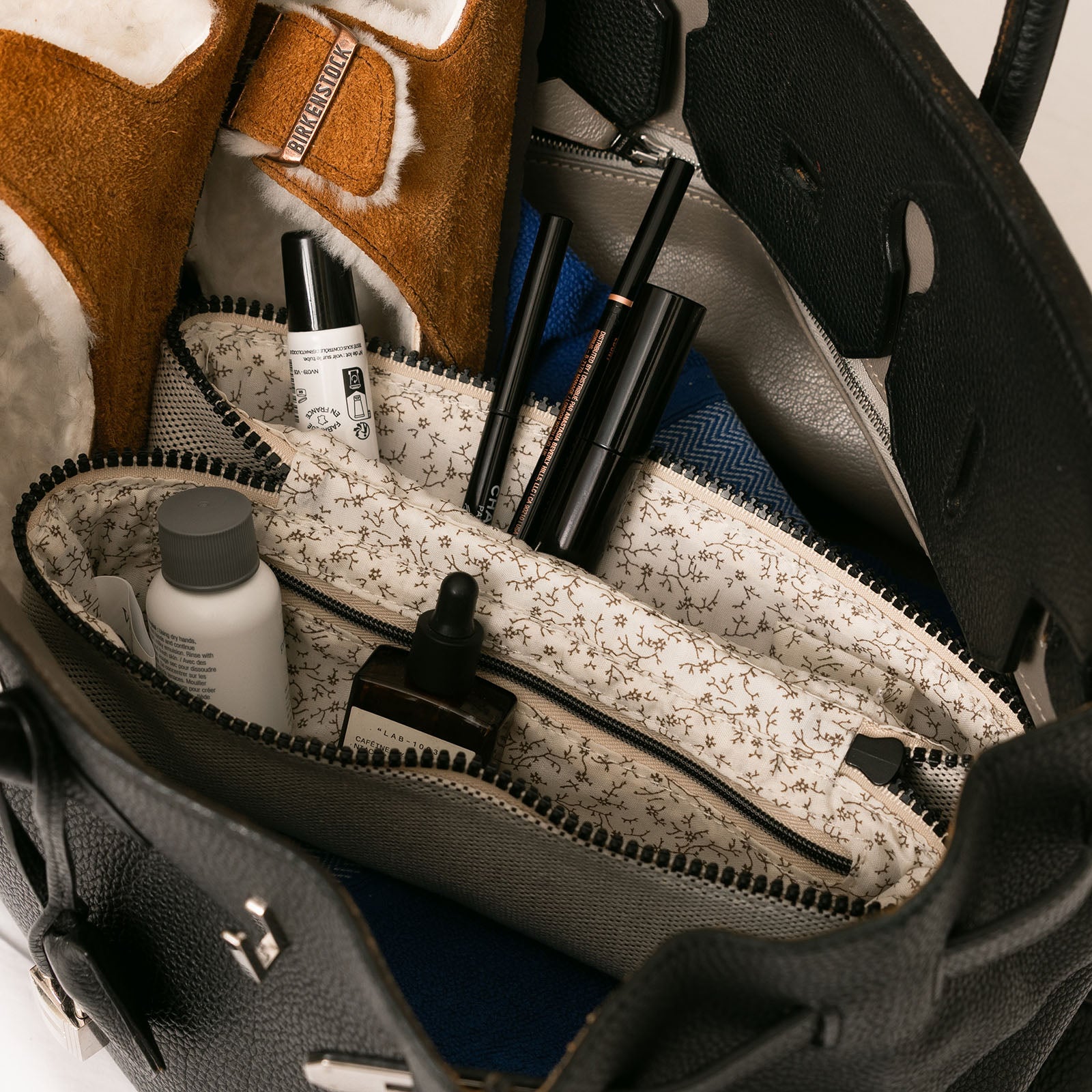 Trousse de toilette TWIN Faubourg Small ouverte dans un sac à main – par Venitee Family
