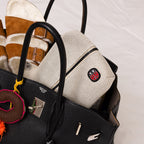 Trousse de toilette TWIN Faubourg Small fermée dans un sac à main – par Venitee Family