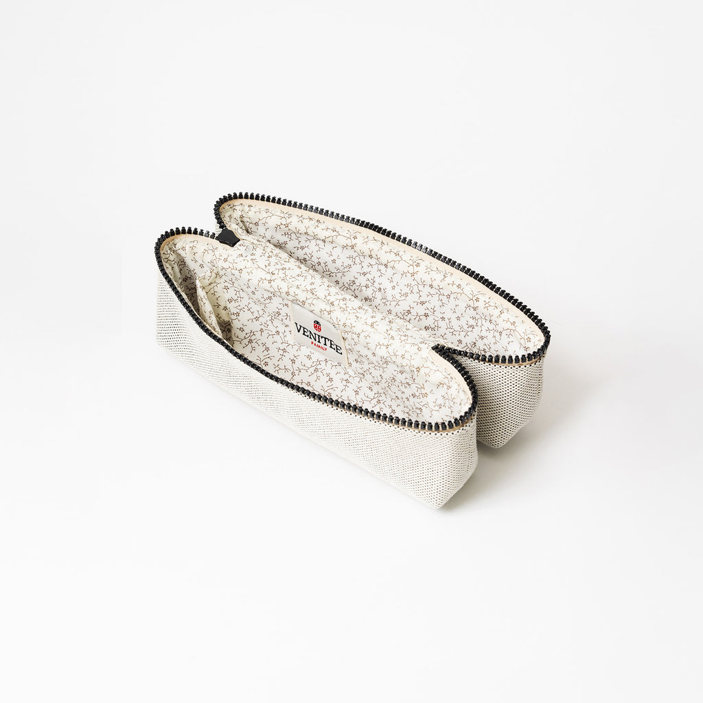 Vue de profil ouverte de la trousse de toilette TWIN Faubourg Small – par Venitee Family