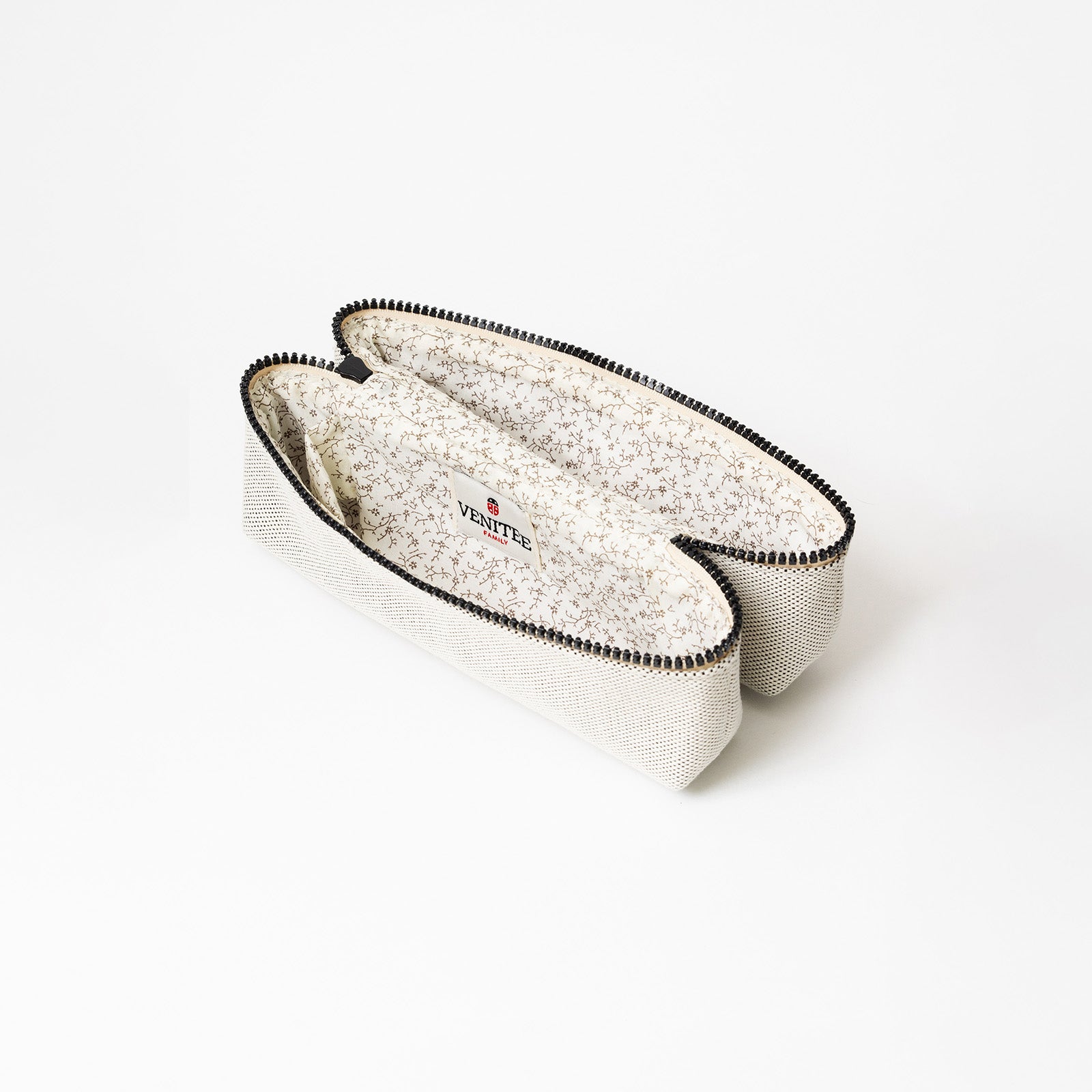 Vue de profil ouverte de la trousse de toilette TWIN Faubourg Small – par Venitee Family