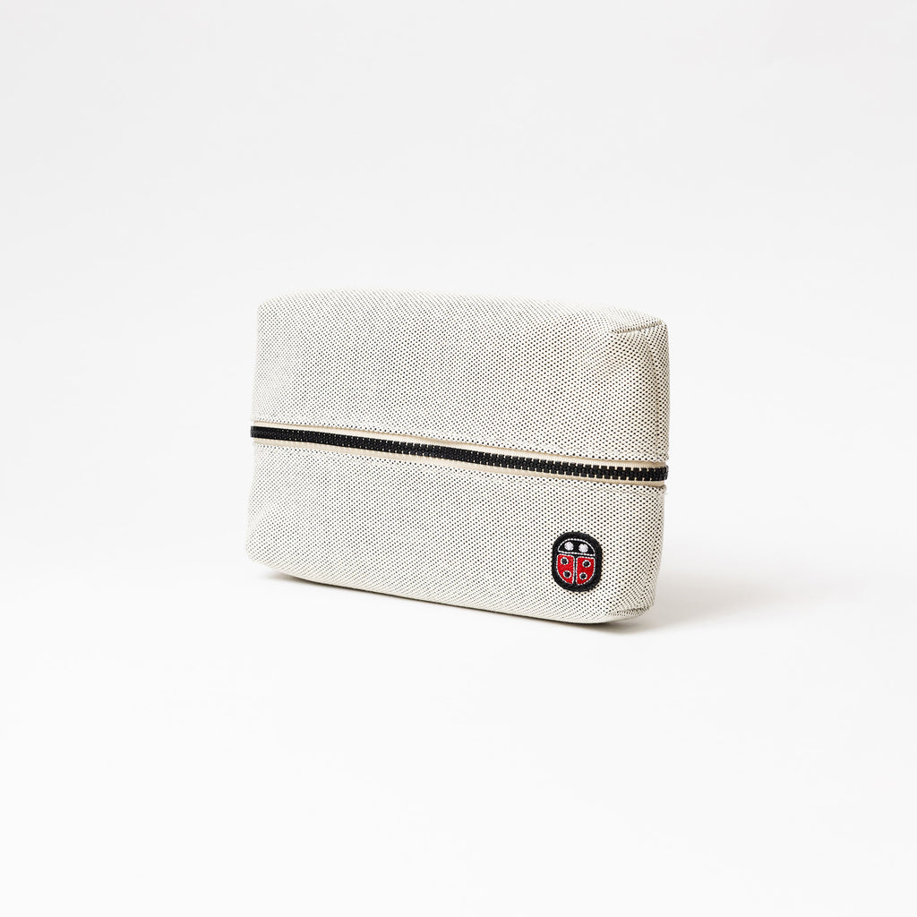Vue de profil fermée de la trousse de toilette TWIN Faubourg Small – par Venitee Family