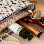 Détail de la trousse de toilette TWIN Granny Large dans la salle de bain – par Venitee Family