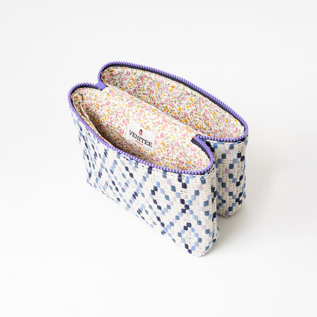 Vue de profil ouverte de la trousse de toilette TWIN Granny Large – par Venitee Family