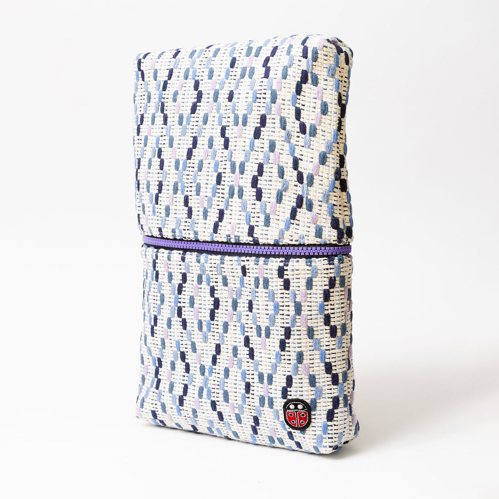 Vue de profil fermée de la trousse de toilette TWIN Granny Large – par Venitee Family