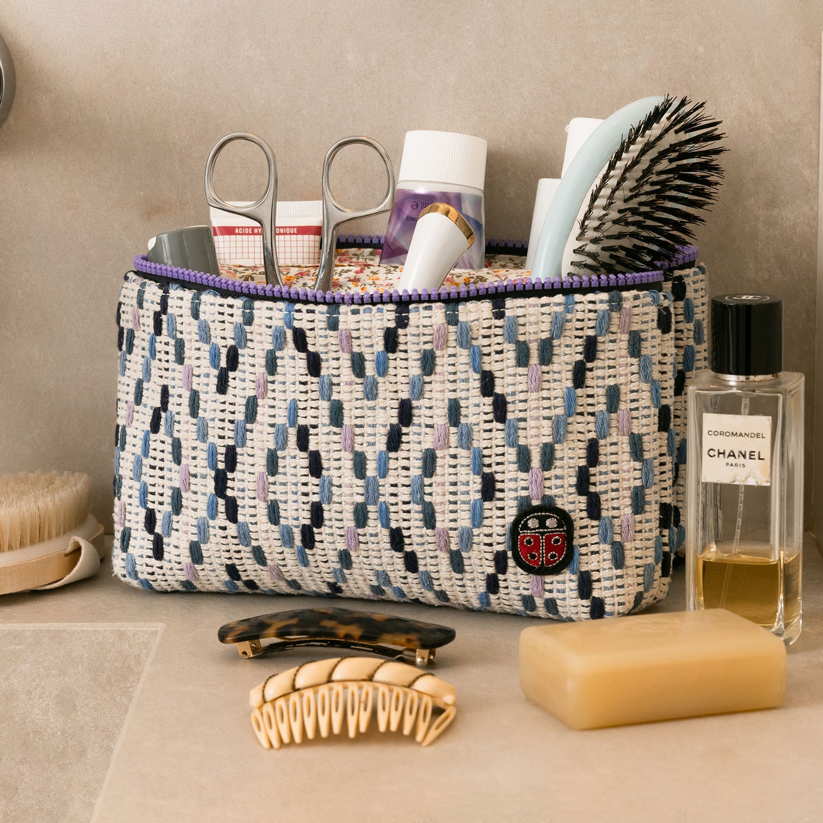 Trousse de toilette TWIN Granny Medium dans une salle de bain – par Venitee Family