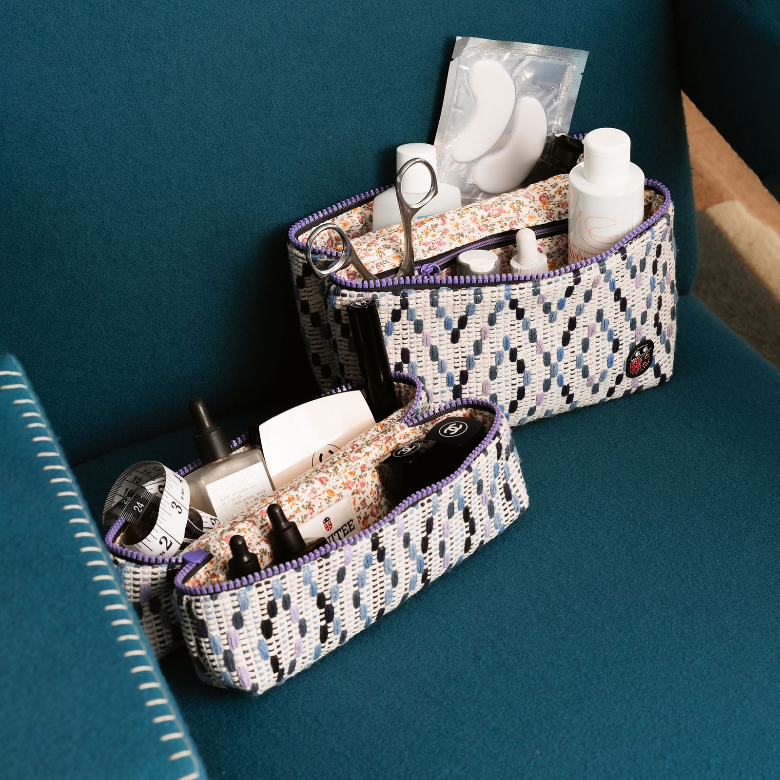 Trousse de toilette TWIN Granny Medium sur un fauteuil – par Venitee Family