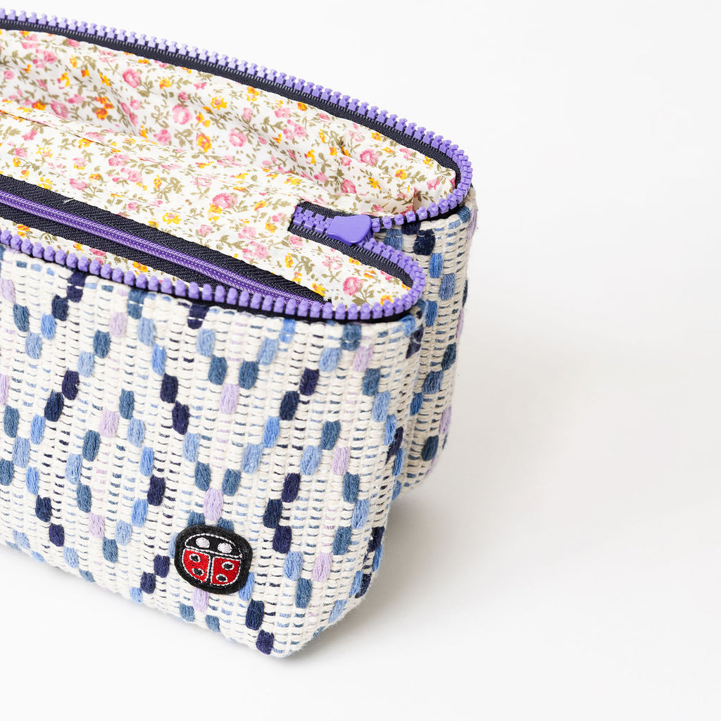 Détail de la trousse de toilette TWIN Granny Medium – par Venitee Family